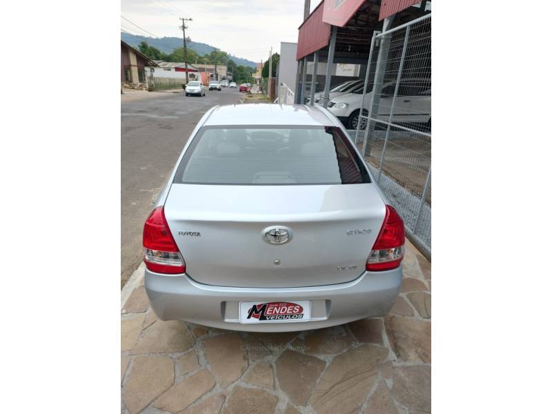 TOYOTA - ETIOS - 2014/2015 - Prata - R$ 45.900,00