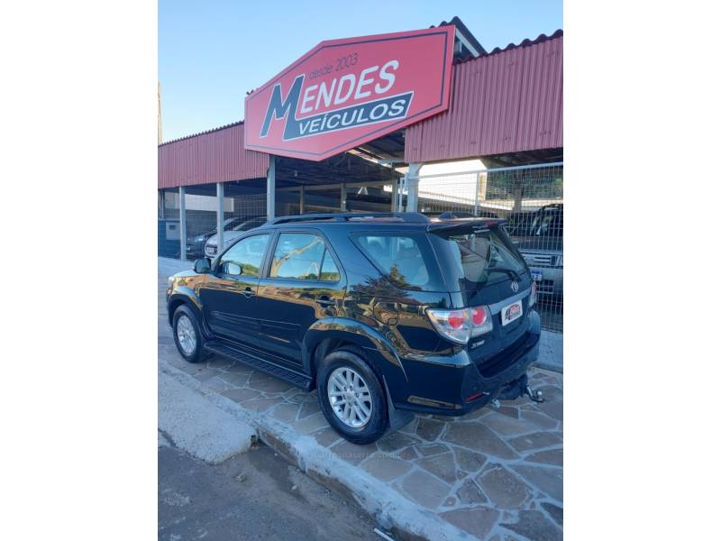 TOYOTA - HILUX SW4 - 2013/2013 - Azul - R$ 139.900,00