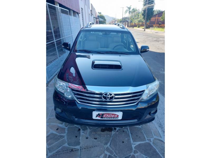 TOYOTA - HILUX SW4 - 2013/2013 - Azul - R$ 139.900,00