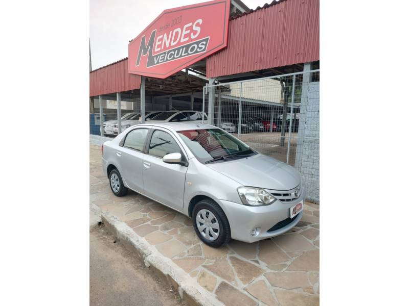 TOYOTA - ETIOS - 2014/2015 - Prata - R$ 45.900,00
