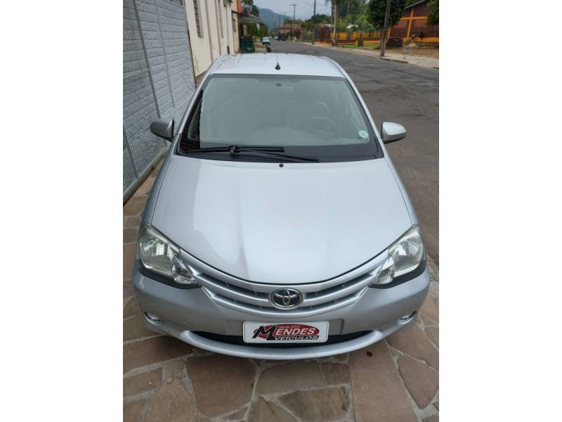 TOYOTA - ETIOS - 2014/2015 - Prata - R$ 45.900,00