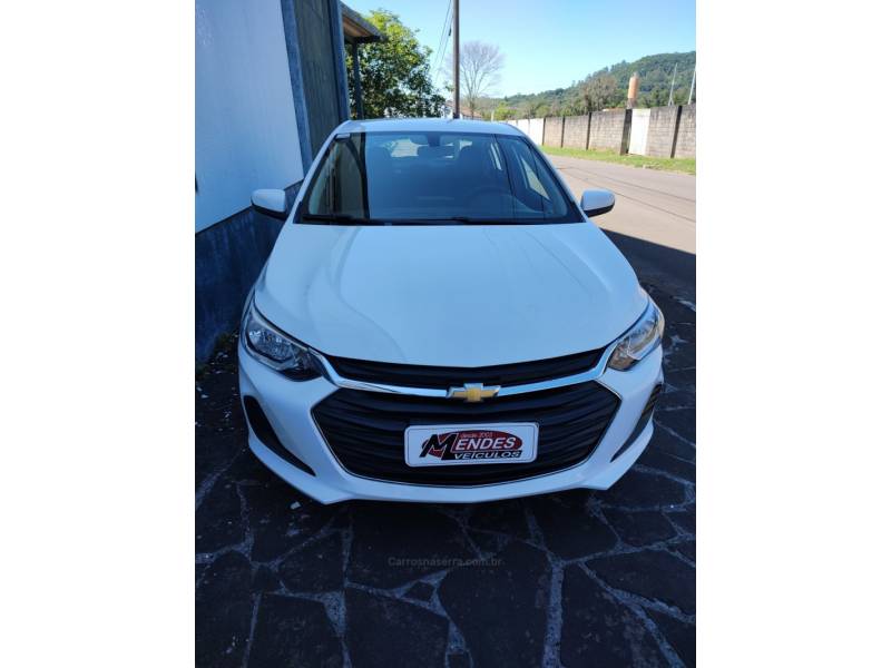 CHEVROLET - ONIX - 2021/2022 - Branca - R$ 75.900,00