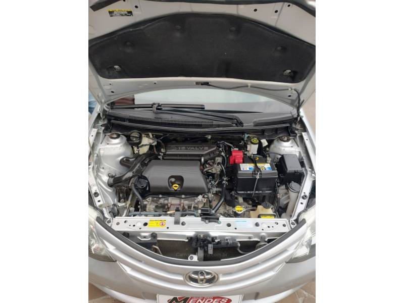 TOYOTA - ETIOS - 2014/2015 - Prata - R$ 45.900,00