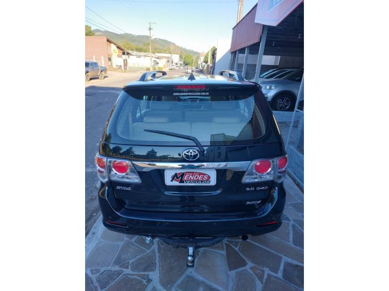 TOYOTA - HILUX SW4 - 2013/2013 - Azul - R$ 139.900,00