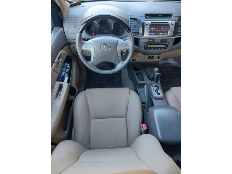 TOYOTA - HILUX SW4 - 2013/2013 - Azul - R$ 139.900,00