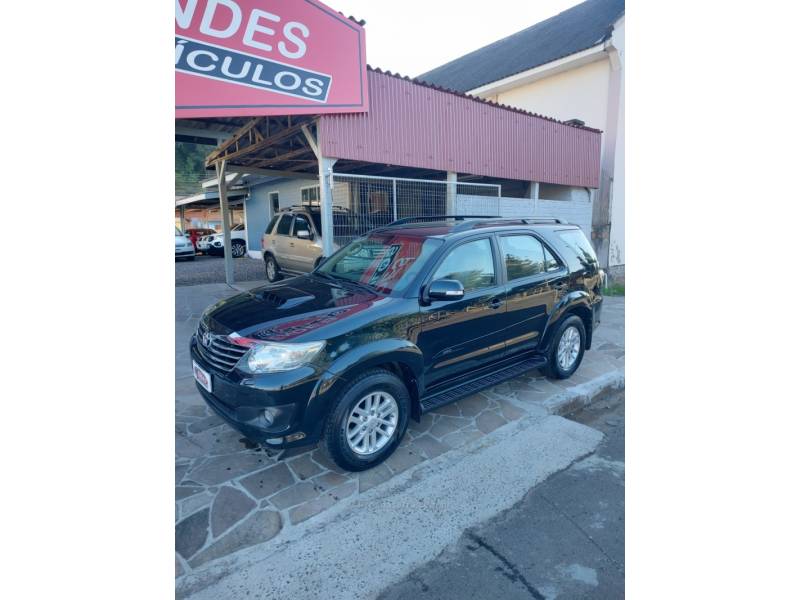 TOYOTA - HILUX SW4 - 2013/2013 - Azul - R$ 139.900,00