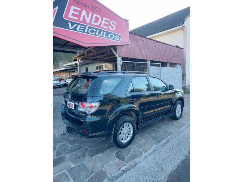 TOYOTA - HILUX SW4 - 2013/2013 - Azul - R$ 139.900,00