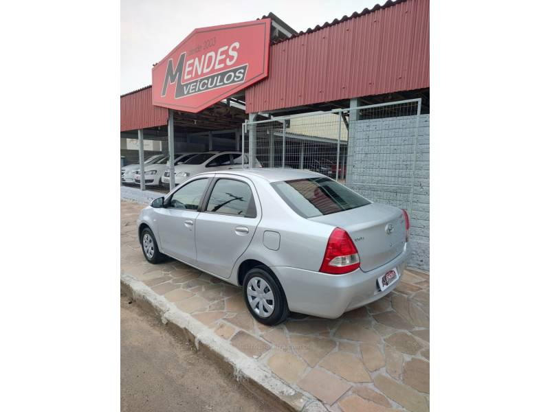 TOYOTA - ETIOS - 2014/2015 - Prata - R$ 45.900,00