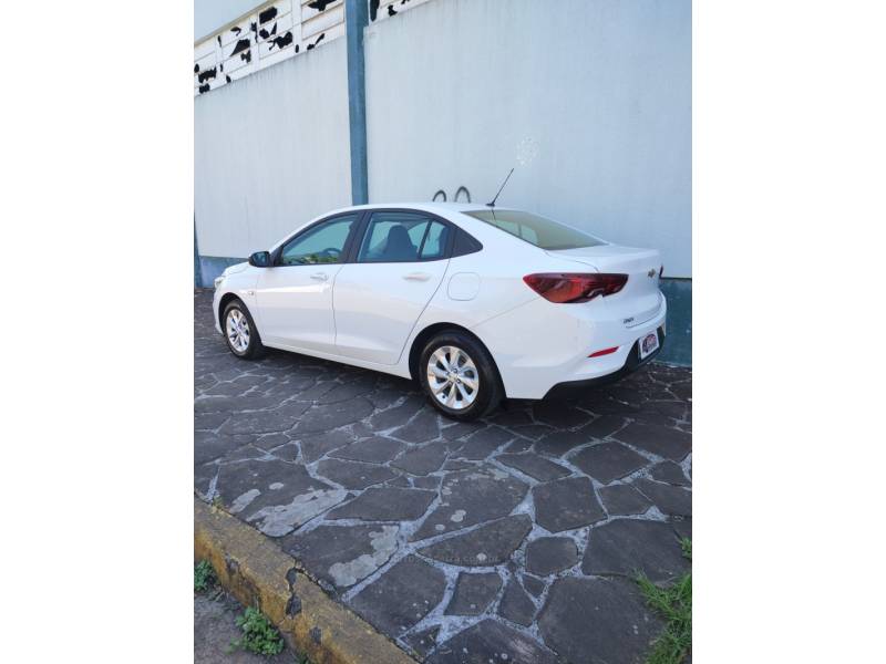 CHEVROLET - ONIX - 2021/2022 - Branca - R$ 75.900,00