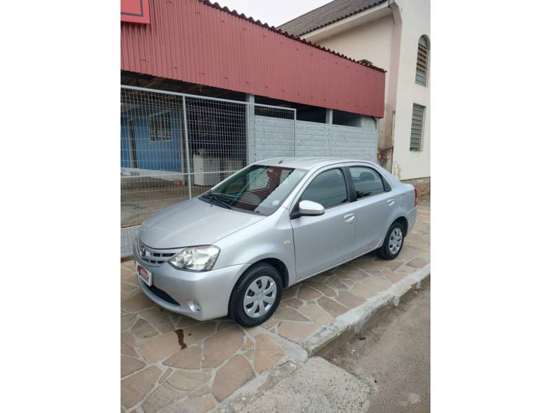 TOYOTA - ETIOS - 2014/2015 - Prata - R$ 45.900,00