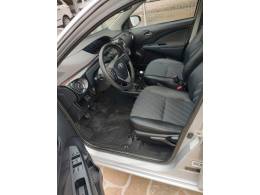 TOYOTA - ETIOS - 2014/2015 - Prata - R$ 45.900,00