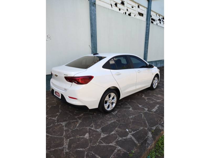 CHEVROLET - ONIX - 2022/2023 - Branca - R$ 84.900,00